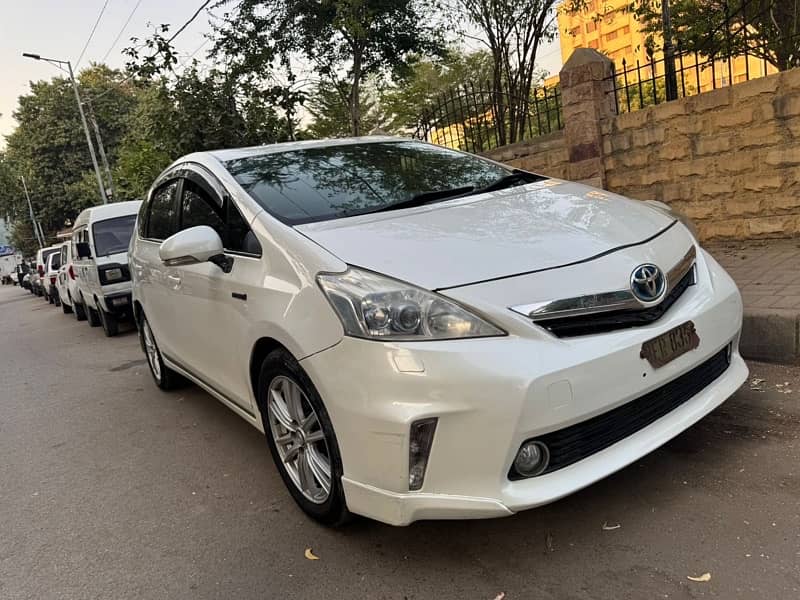 Toyota Prius Alpha 2012 4