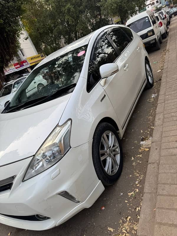 Toyota Prius Alpha 2012 5