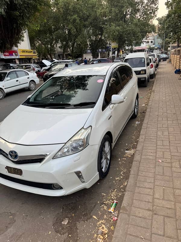 Toyota Prius Alpha 2012 6