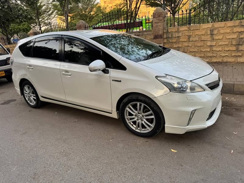 Toyota Prius Alpha 2012 11