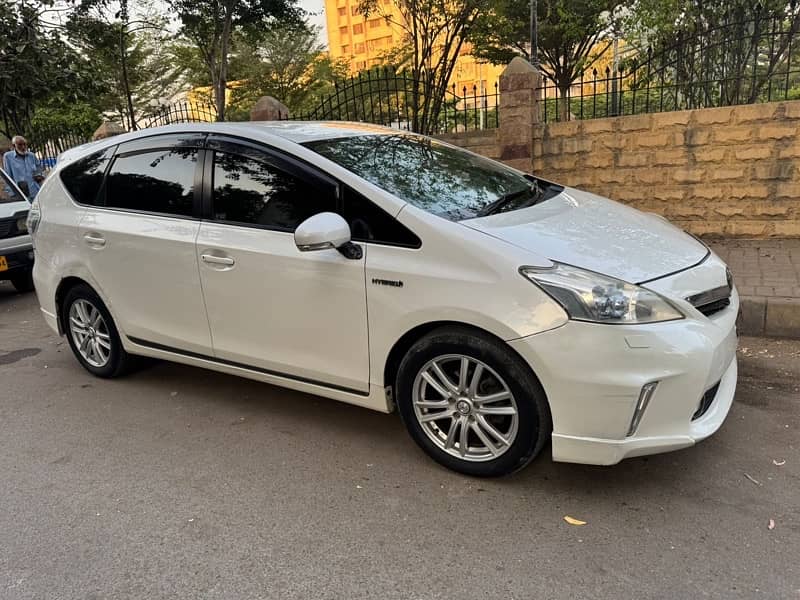 Toyota Prius Alpha 2012 14