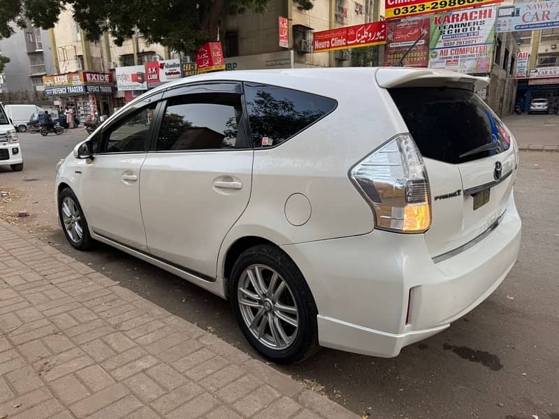 Toyota Prius Alpha 2012 17