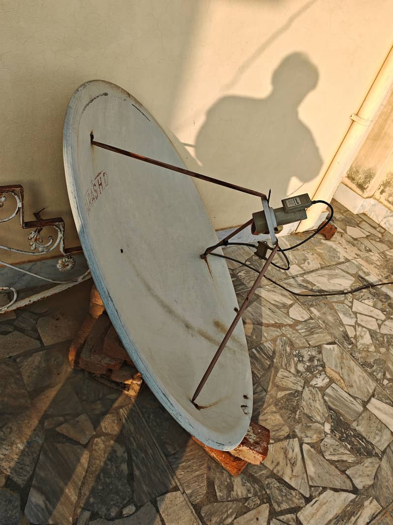 Dish with receiver 0