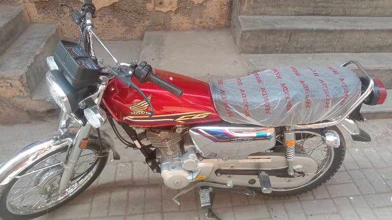 Honda 125 2024 modal condition 10 by 10 first owner Karachi number 3