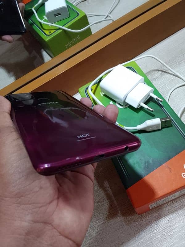 Infinix hot 10 4/64 4