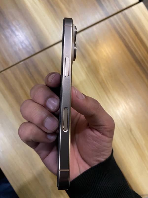 iphone 16 pro Desert titanium 2