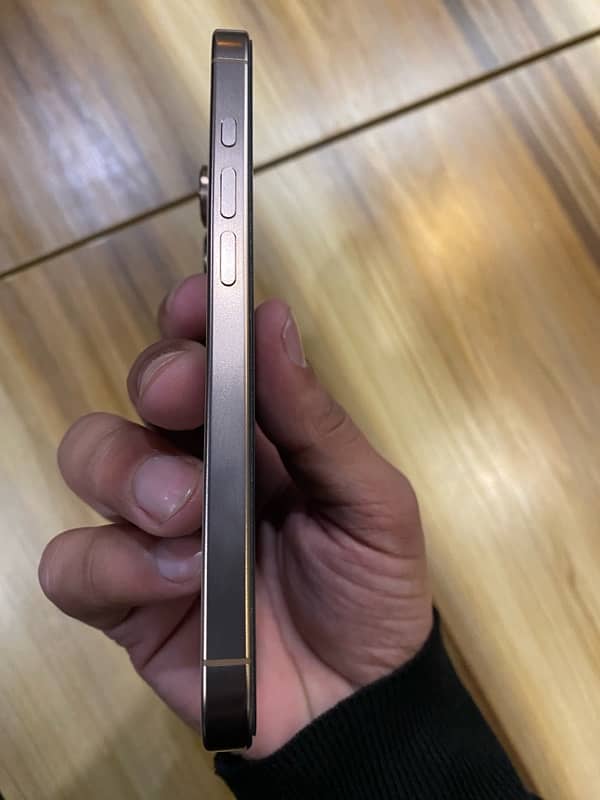 iphone 16 pro Desert titanium 3