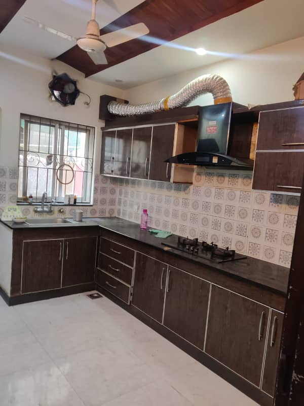 5 MARLA BEAUTIFUL HOUSE AVAILABLE FOR RENT IN TARIQ GARDENS 8