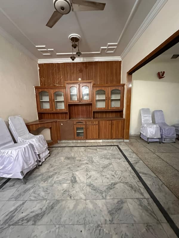 Portion for rent location gulrez 1 2bed tv lounge drawing room kichan 2bath Pani bijli gass sab available 0