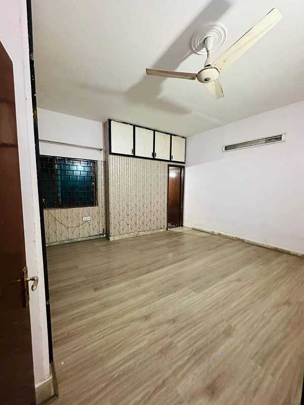 Portion for rent location Jan Calony 3bed TV lounge drawing room kichan 3bath Pani bijli gass sab available 3