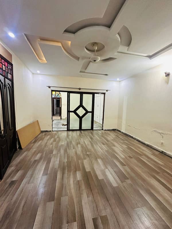 Portion for rent location Jan Calony 3bed TV lounge drawing room kichan 3bath Pani bijli gass sab available 4