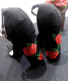 velvet shoes with embroidered