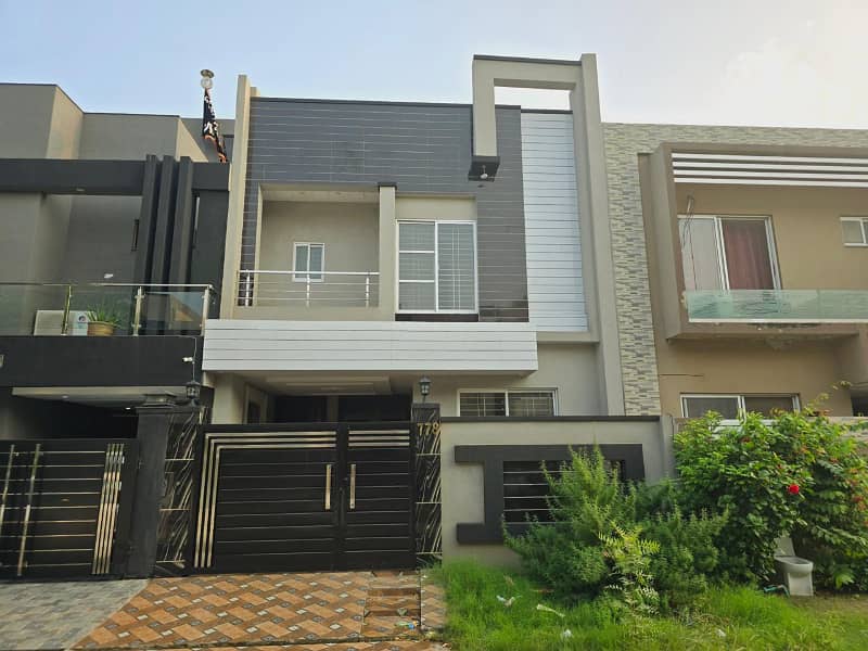 5 Marla luxury Modern House available For Sale In Paragon City Lahore 0