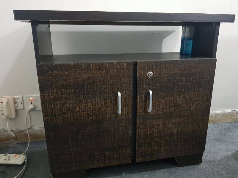 office table and side table for sale ( excellent condition ) 1