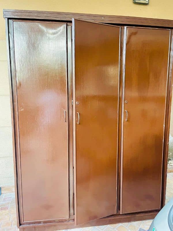 heavy pure wood wardrobe in a very good condition contact 03064707734 0