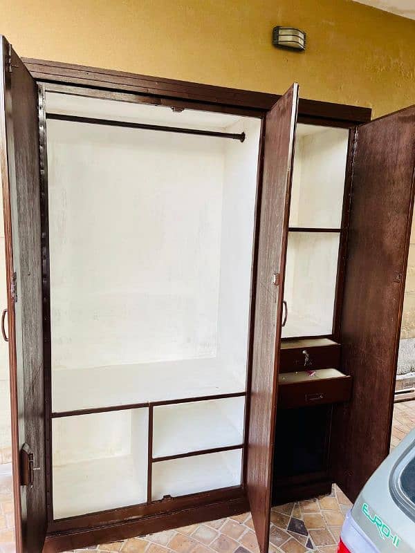 heavy pure wood wardrobe in a very good condition contact 03064707734 2