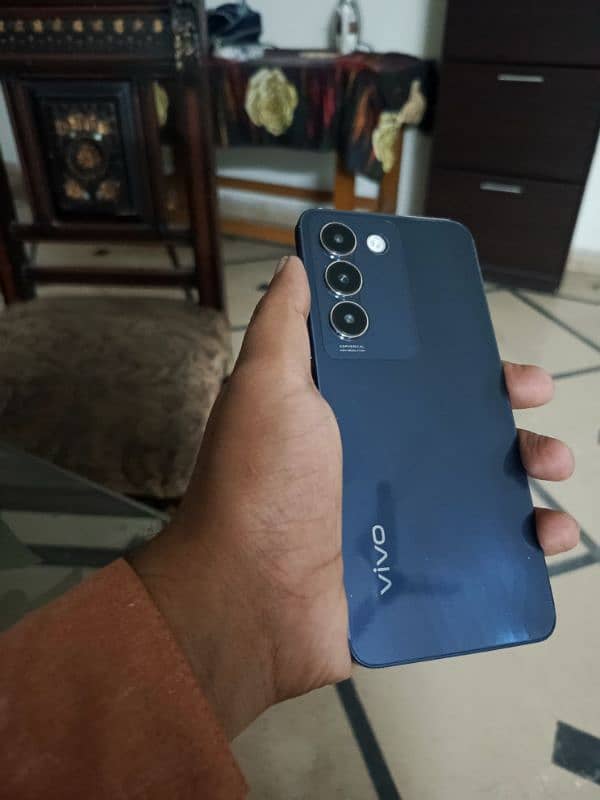 assalamualaikum am selling mobile vivo y100 256 gb with box 0