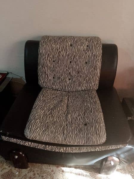 7 seater sofa is available for sale 3