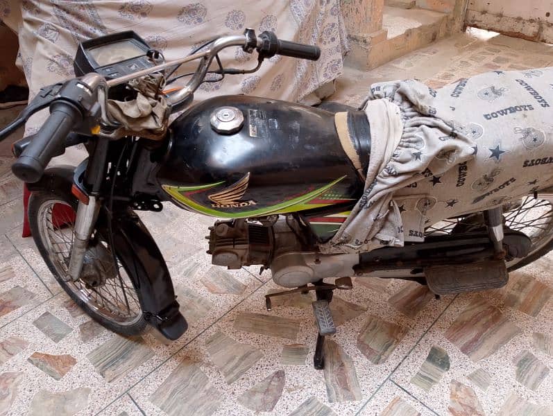 hi i am selling honda 70 0