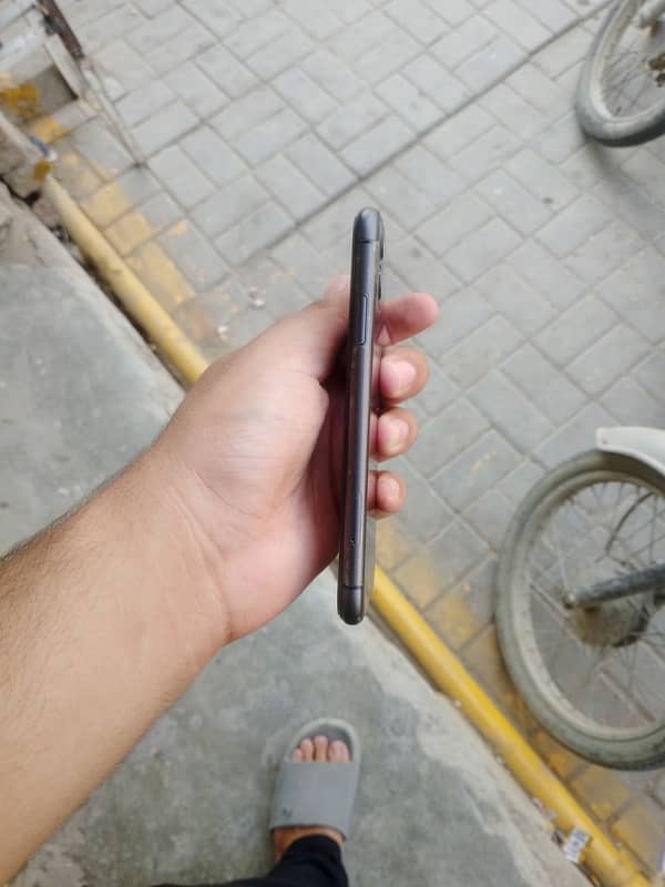 iPhone 11 pta aproved lush condition  all ok panel chng h bs 4