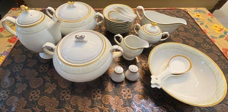 70-pieces dinner set for sale !!! 1