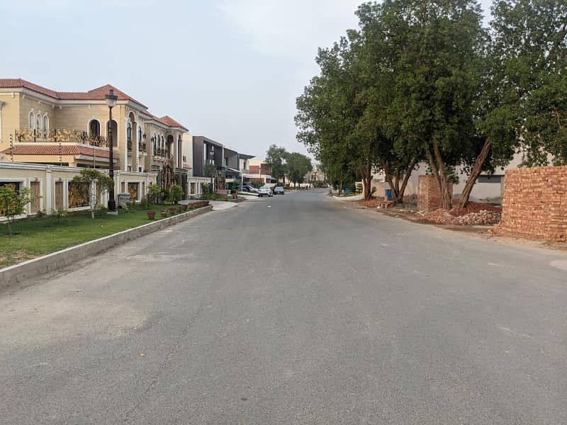 10 MARLA POSSESSION HOT LOCATION PLOT IS AVAILABLE FOR SALE IN SECTOR M3EXT 1 LAKE CITY LAHORE 4