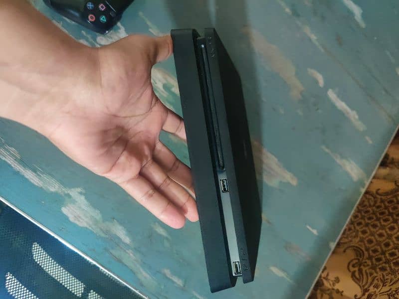 PS4 Slim 500 GB jet black in excellent fresh condition 1