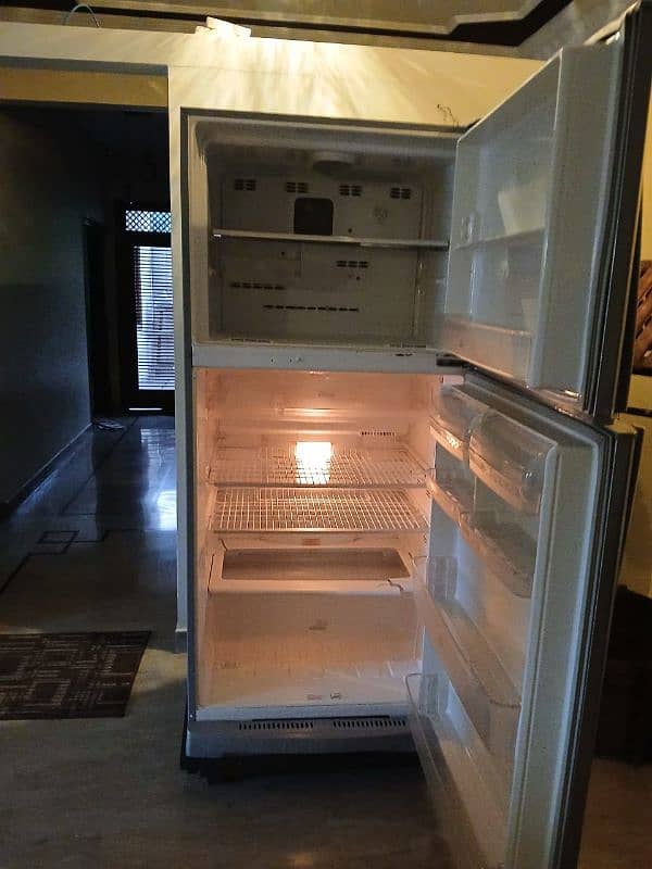 Sanyo No frost mega size fridge 3