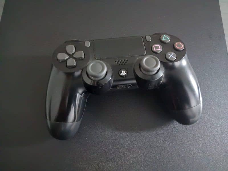 Selling my PS4 pro with one controller 3