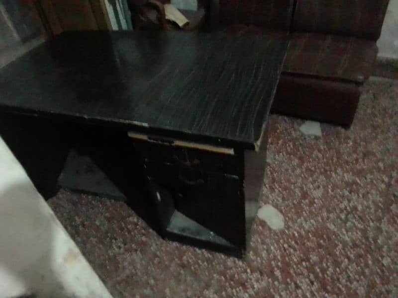 Table for sale good condition ,,whatapp number ,,,03121733464,,, 1