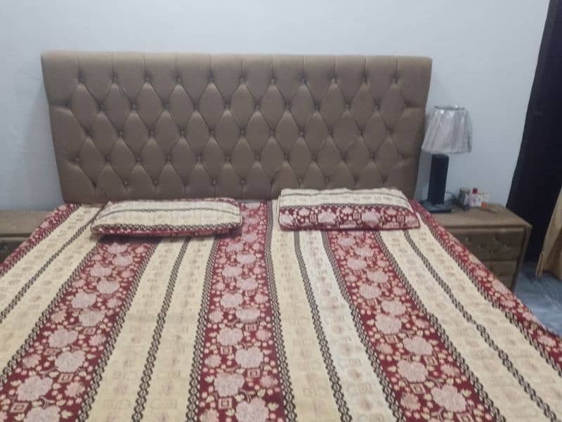 double king size bed with 2 side tables 0