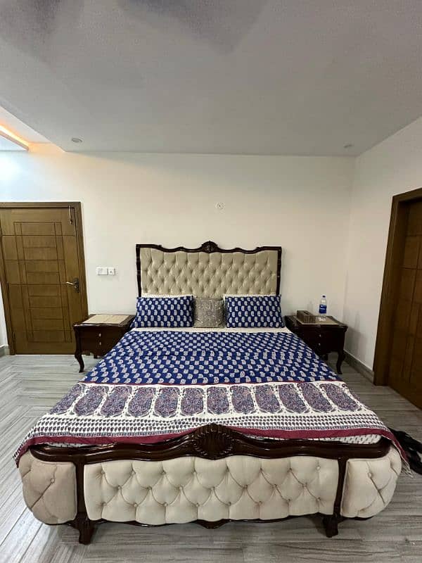 PREMIUM QUALITY UN-USED  SHEESHAM WOODEN COMPLETE KING BED SET 8