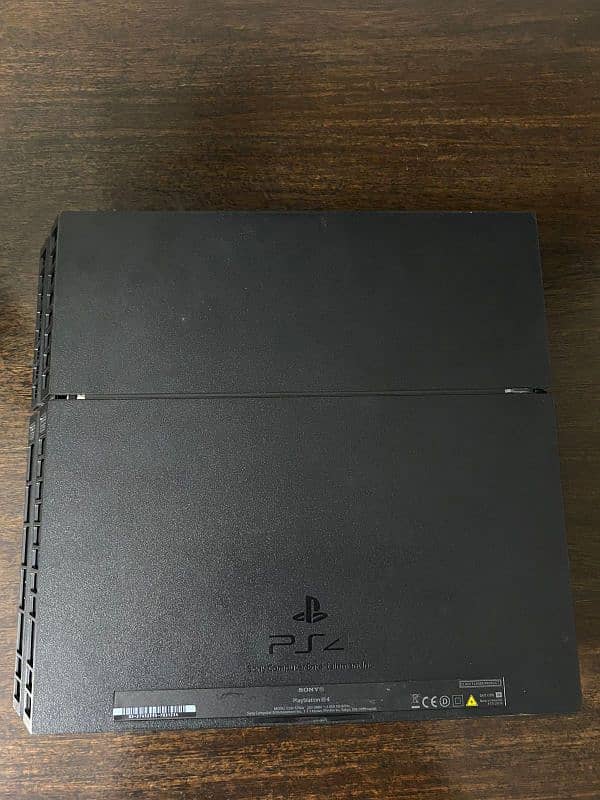 Sony ps4 500gb with 2 original controllers 2