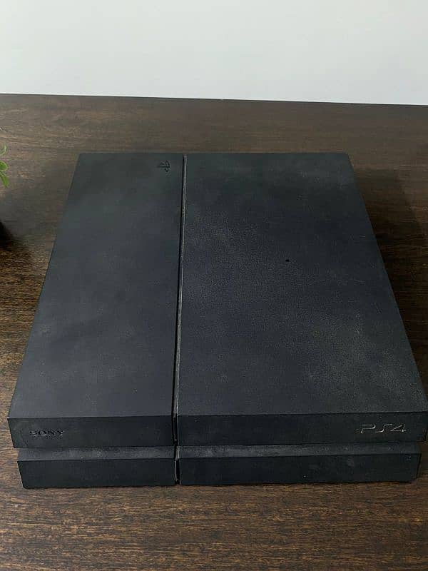 Sony ps4 500gb with 2 original controllers 4