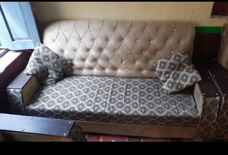 5 seater sofa set (almost New) 1