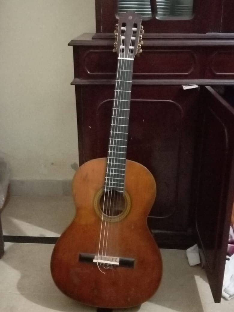 Yamaha C200 Guitar 4