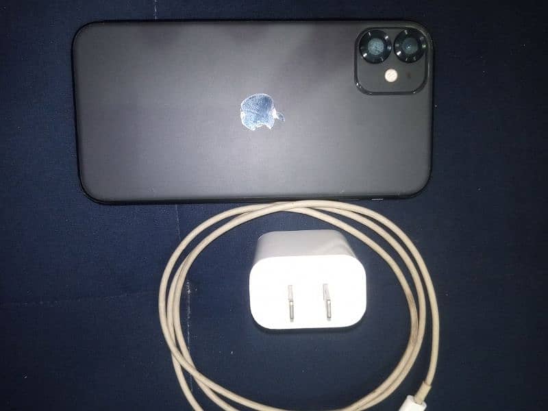 Iphone 11 non 64gb factory unlocked with original cable and Adapter 0