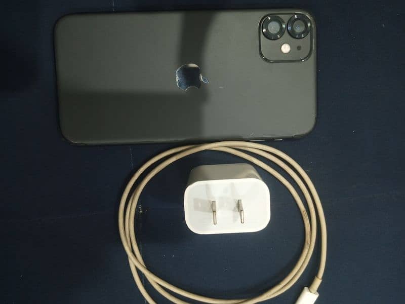 Iphone 11 non 64gb factory unlocked with original cable and Adapter 1