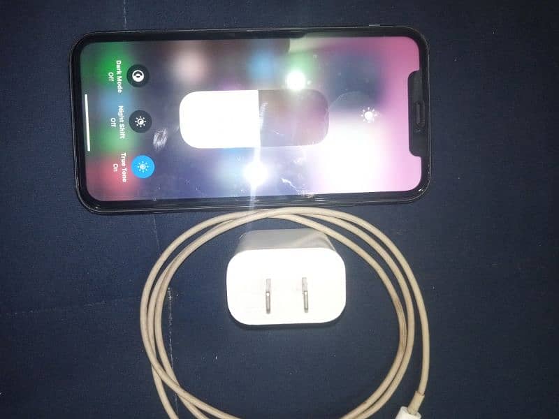 Iphone 11 non 64gb factory unlocked with original cable and Adapter 4