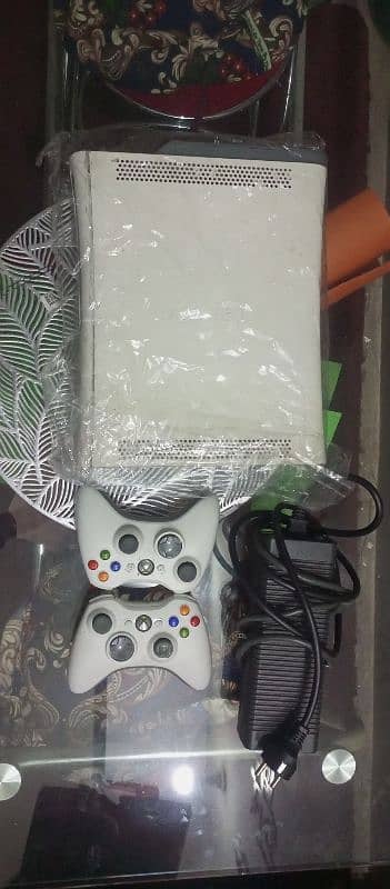 selling Xbox 360 jasper white color 1