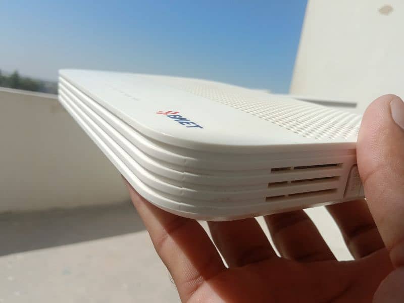 Huawei EchoLife HG8145V5 GPON Terminal & BNET Wi-Fi Router. 8