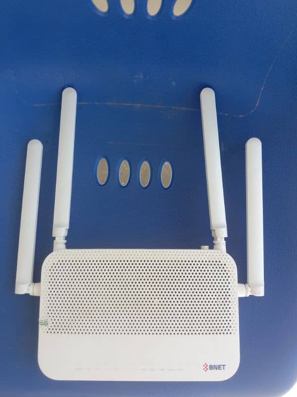 Huawei EchoLife HG8145V5 GPON Terminal & BNET Wi-Fi Router. 11