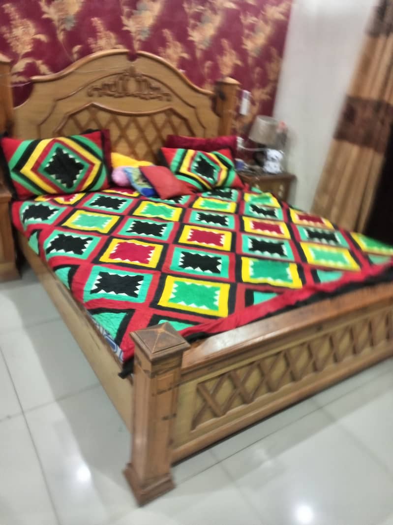 Wooden bed, kings size. . Resham dayl wood 0