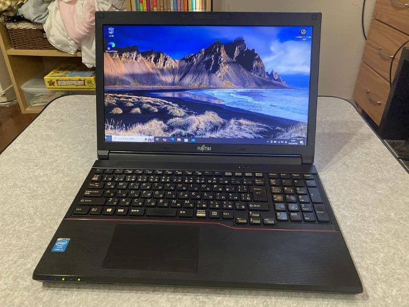 Fujitsu core i3 4th generation,4 gb ram,320 hdd,1 hrs battery,win 10 1