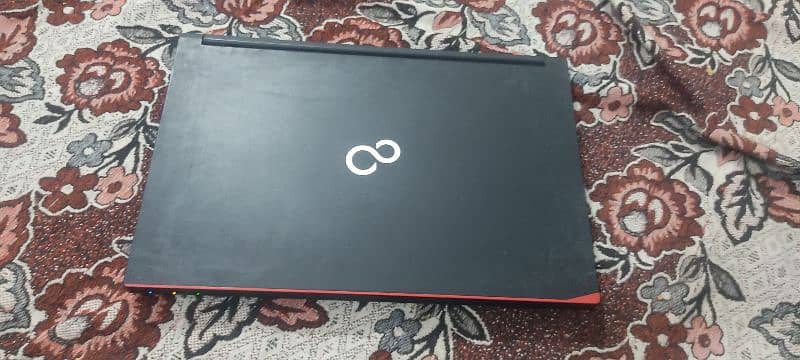 Fujitsu core i3 4th generation,4 gb ram,320 hdd,1 hrs battery,win 10 5