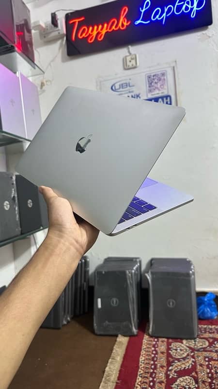 Macbook pro 2019 i5 16/256 13 inch Tayyab laptop 1