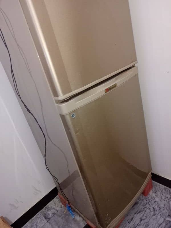 DAWLANCE FRIDGE FORSALE URGENT 1