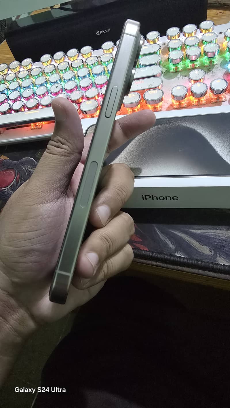 iPhone 15 Pro Max 256GB Natural Titanium (LL/A) 10/10 - (JV) 4