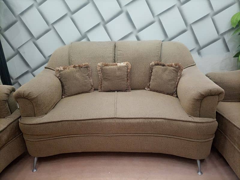 7 seater sofa for sale condition 10/10 bilkul saaf condition h 4