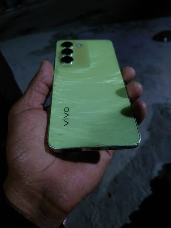 Vivo y100 Mobile bilkul all side sy saaf ha sheet lgy hui ha 4